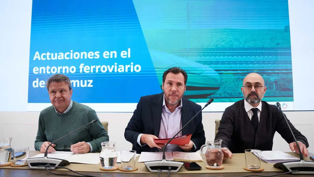 El ministro de Transportes y Movilidad Sostenible, &Oacute;scar Puente (c), atiende a los medios en una rueda de prensa, en la sede del Ministerio de Transportes, a 23 de enero de 2026, en Madrid