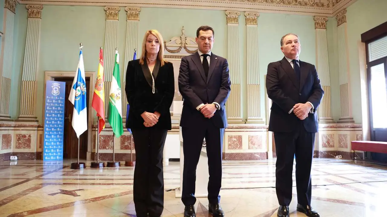 El presidente de la Junta de Andaluc&iacute;a, Juanma Moreno (c), junto a la alcaldesa de Huelva, Pilar Miranda, guardan un minuto de silencio al inicio del acto de la declaraci&oacute;n institucional en apoyo a las v&iacute;ctimas y familias del accidente ferroviario de Adam