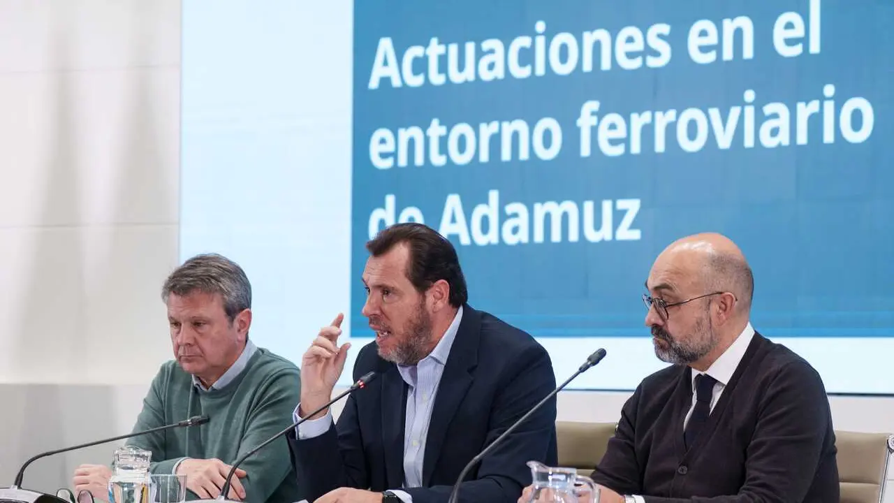 El ministro de Transportes y Movilidad Sostenible, &Oacute;scar Puente (c), acompa&ntilde;ado del secretario de Estado de Transportes y Movilidad Sostenible, Jos&eacute; Antonio Santano Clavero (i), y el presidente de Adif, Luis Pedro Marco de la Pe&ntilde;a (d)