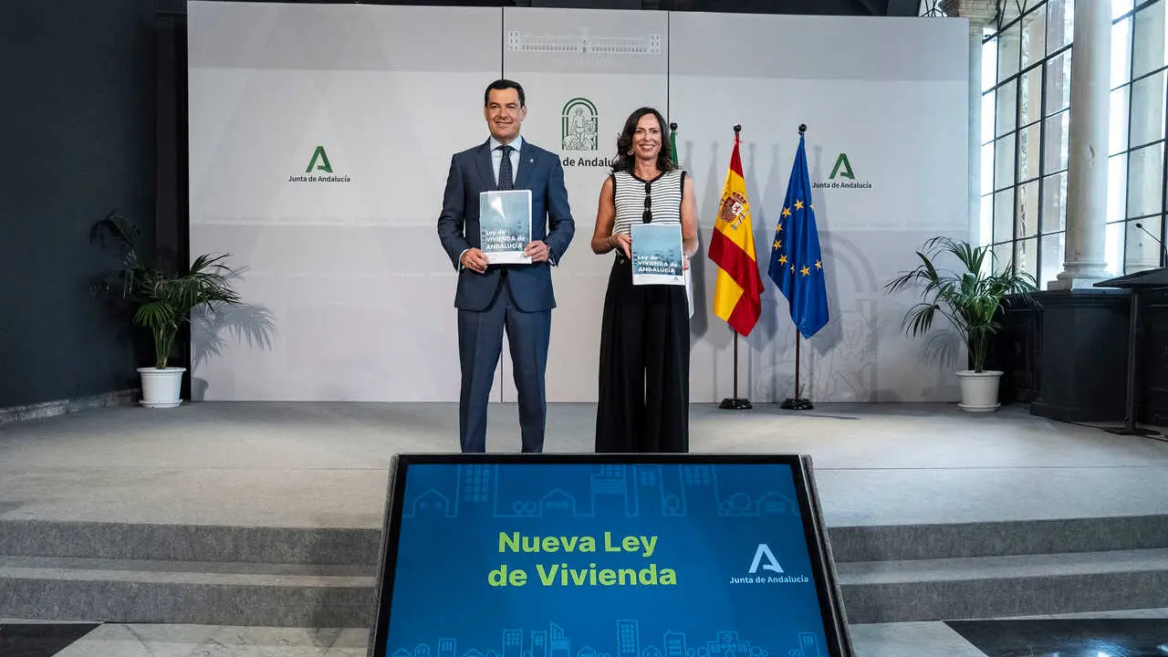El presidente de la Junta de Andaluc&iacute;a, Juanma Moreno, y la consejera de Fomento, Roc&iacute;o D&iacute;az, presentan la nueva Ley de Vivienda de Andaluc&iacute;a, una norma destinada a impulsar la vivienda protegida, la rehabilitaci&oacute;n y la seguridad jur&iacute;dica de los propietarios.
