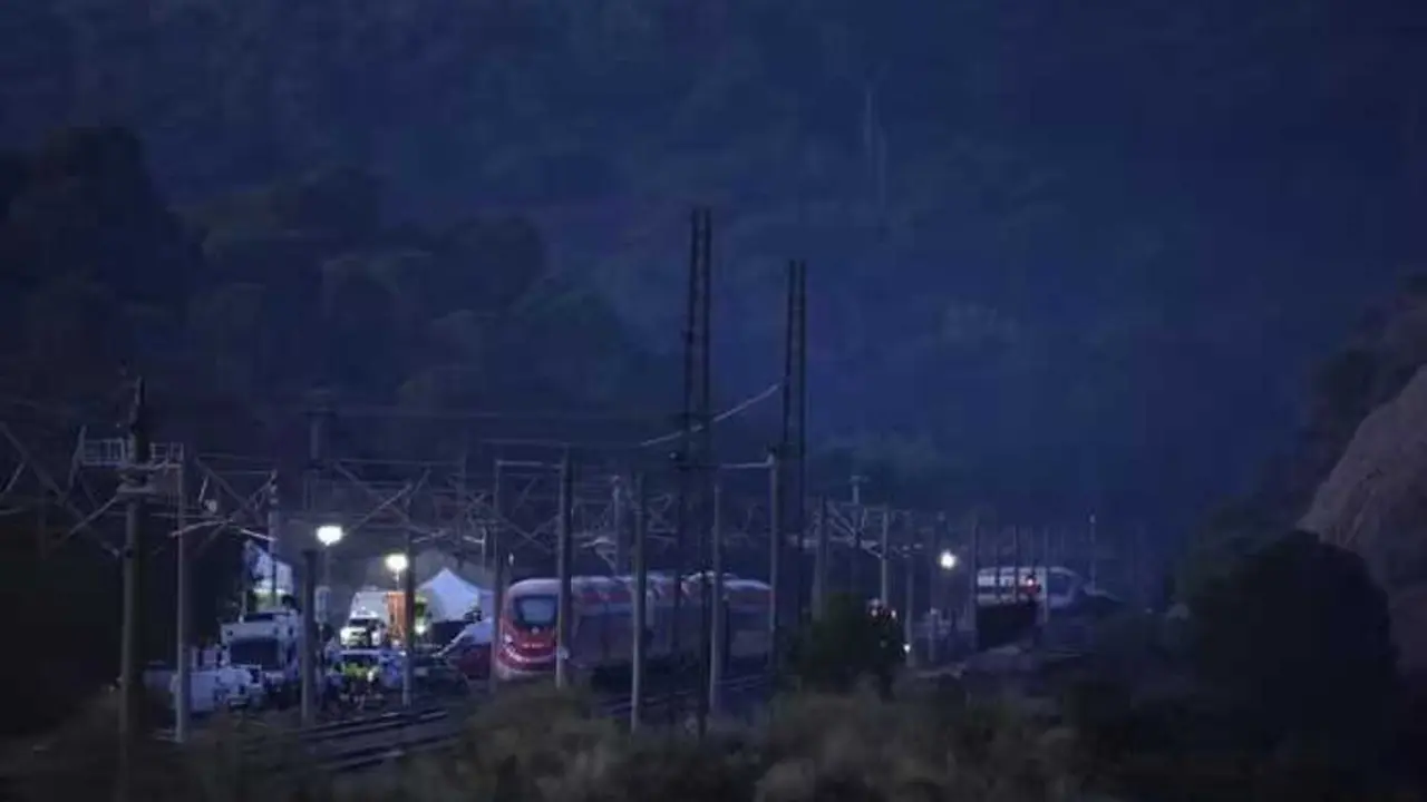 Zona del siniestro ferroviario donde permanecen los trenes accidentados mientras contin&uacute;an las labores de recuperaci&oacute;n y retirada de los convoyes. JOAQU&Iacute;N CORCHERO / EUROPA PRESS / CONTACTOPHOTO