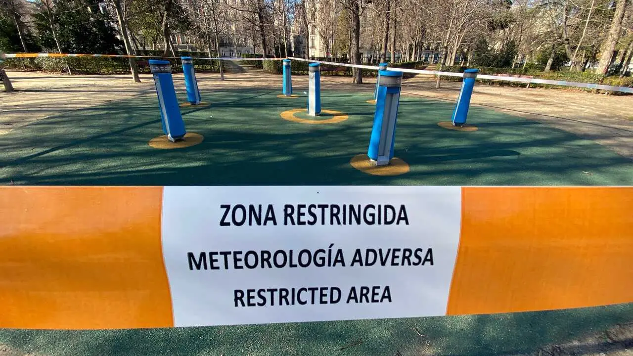 Archivo - Una zona restringida al paso con una cinta tras activarse la alerta naranja por meteorolog&iacute;a adversa