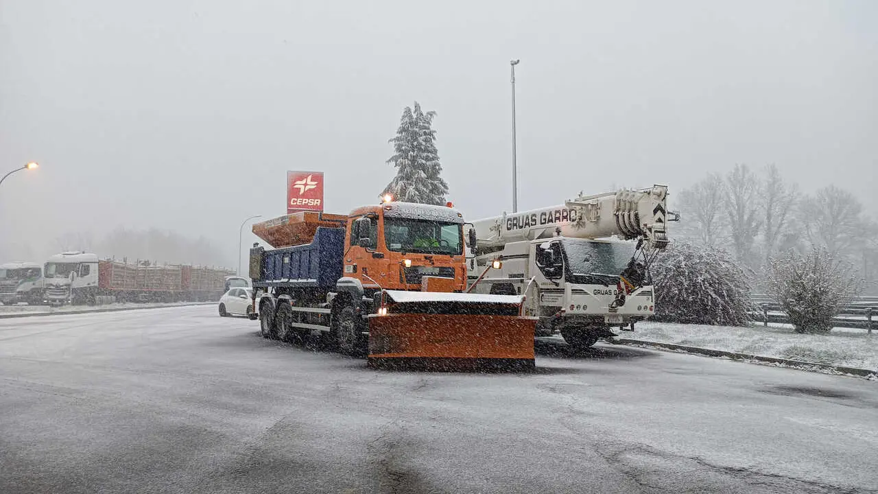 Archivo - Una m&aacute;quina quitanieves y una gr&uacute;a en una carretera de Altube, en Altube, Zuya, &Aacute;lava (Pa&iacute;s Vasco). 