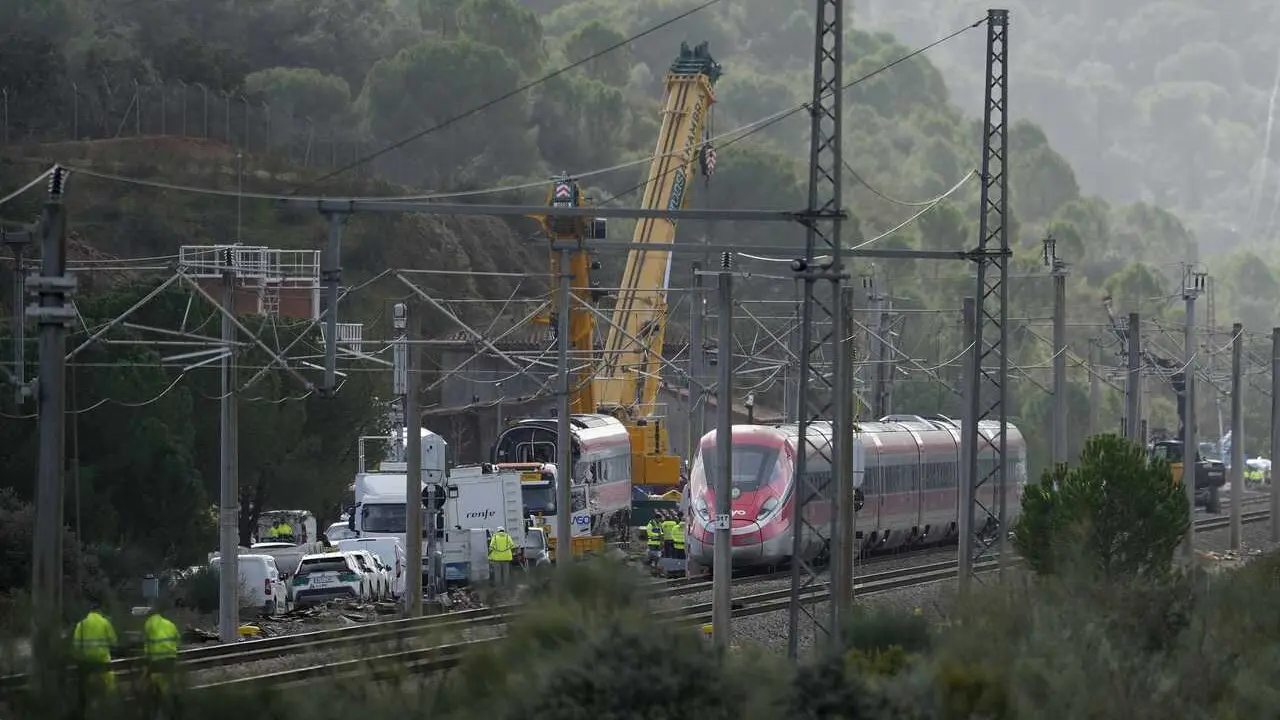 Imagen de la zona afectada por el accidente ferroviario, donde una vez recuperado los convoyes de trenes, se contin&uacute;an con las labores de limpieza y retirada de restos.