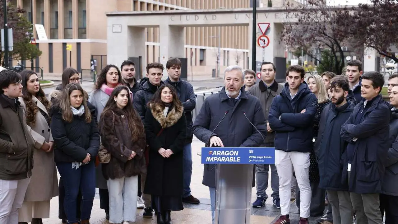 El candidato a la reelecci&oacute;n a la Presidencia del Gobierno de Arag&oacute;n, Jorge Azc&oacute;n, ha ofrecido una rueda de prensa al lado del campus de San Francisco de la Universidad de Zaragoza.