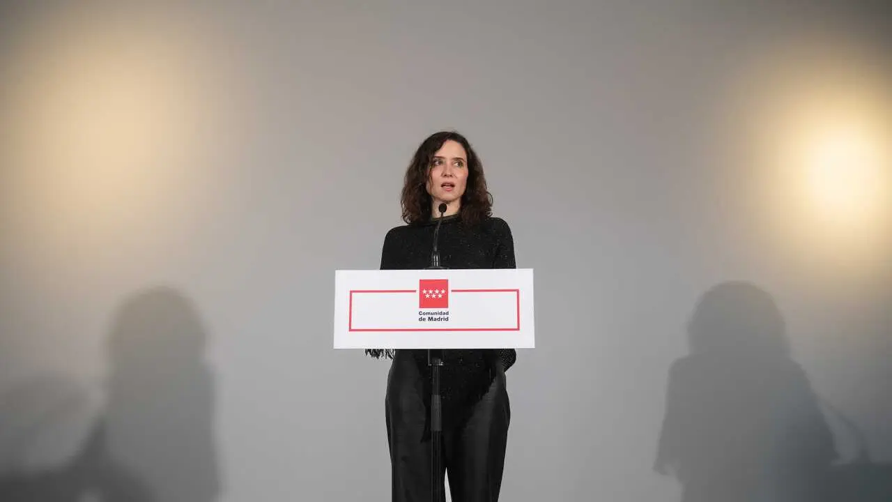 La  presidenta de la Comunidad de Madrid, Isabel D&iacute;az Ayuso (d), interviene durante la apertura de la exposici&oacute;n Des-caradas. Mujeres hist&oacute;ricas vistas con los ojos de hoy, a 15 de enero de 2026, en Madrid (Espa&ntilde;a). La exposici&oacute;n abarca la obra de la pint