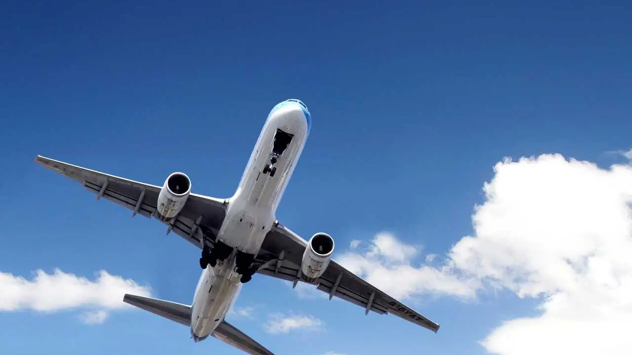 Archivo - Un avi&oacute;n hace una ruta desde M&aacute;laga