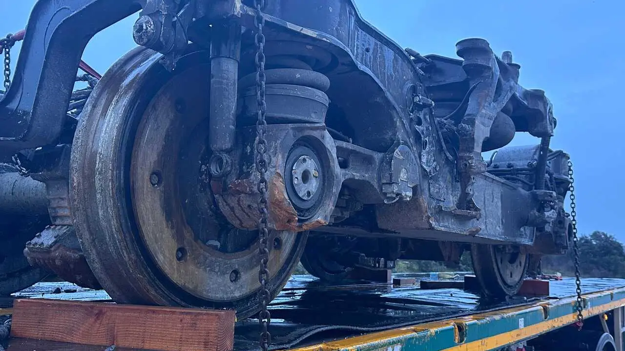 El 'bogie' del coche n&uacute;mero ocho del tren Iryo accidentado en Adamuz es transportado en un cami&oacute;n, a 23 de enero de 2026, en Adamuz, C&oacute;rdoba, Andaluc&iacute;a (Espa&ntilde;a). Los trabajos en la zona del accidente ferroviario en Adamuz (C&oacute;rdoba) contin&uacute;an hoy centrados