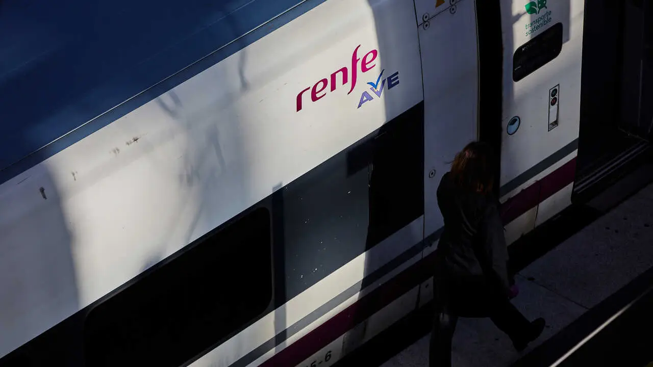 Archivo - Un viajero junto a un tren del AVE, en la Estaci&oacute;n de Madrid-Puerta de Atocha, en Madrid (Espa&ntilde;a), a 11 de enero de 2021.