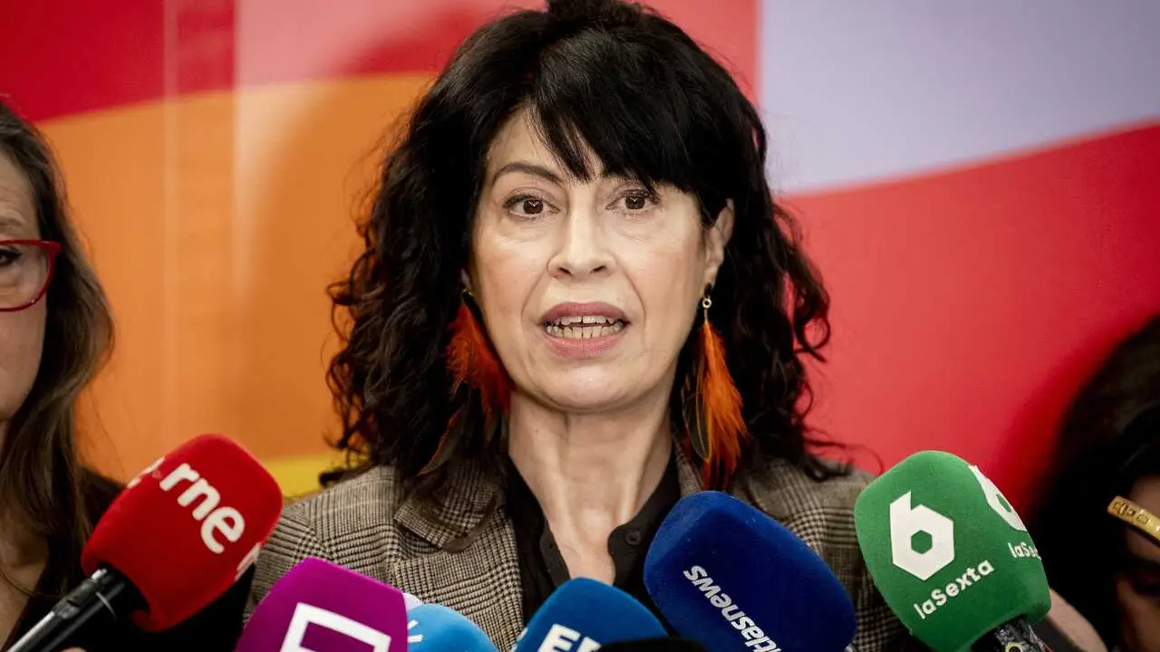 La ministra de Igualdad, Ana Redondo, atiende a los medios antes de presidir el Comit&eacute; de Crisis del Ministerio de Igualdad, a 8 de enero de 2026, en Madrid (Espa&ntilde;a). 