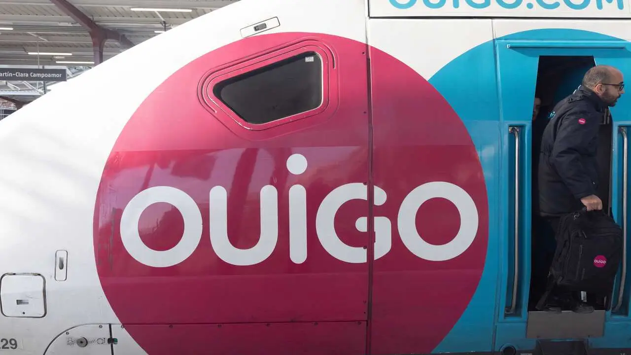 Archivo - Un tren de Ouigo en la estaci&oacute;n de Chamart&iacute;n-Clara Campoamor, a 2 de enero de 2025, en Madrid (Espa&ntilde;a)