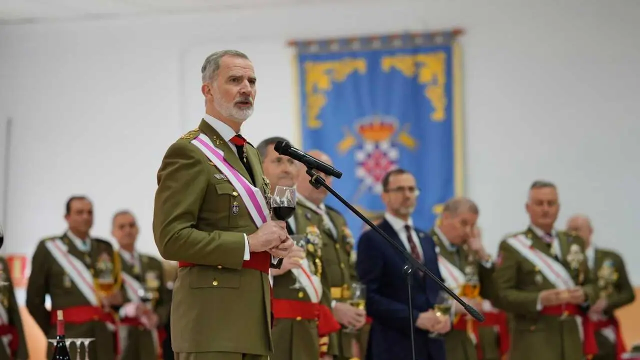 El Rey Felipe VI en el vino de honor tras presidir este s&aacute;bado la jura de bandera de soldados en el Centro de Formaci&oacute;n de Tropa de C&aacute;ceres