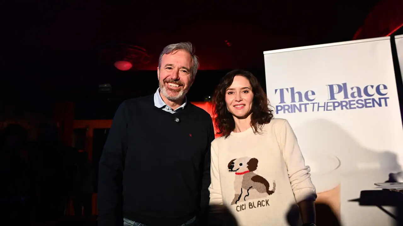 La presidenta de la Comunidad de Madrid y del Partido Popular de Madrid, Isabel D&iacute;az Ayuso (d), y el presidente de Arag&oacute;n y candidato a la reelecci&oacute;n en las elecciones auton&oacute;micas de Arag&oacute;n, Jorge Azc&oacute;n (i), participan en un encuentro con j&oacute;venes universi