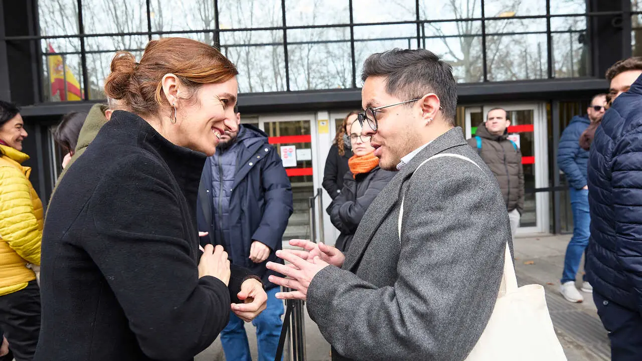 La ministra de Sanidad, M&oacute;nica Garc&iacute;a (I), atiende a los medios de comunicaci&oacute;n con motivo de las pruebas de Formaci&oacute;n Sanitaria Especializada, en el exterior del Ministerio de Sanidad