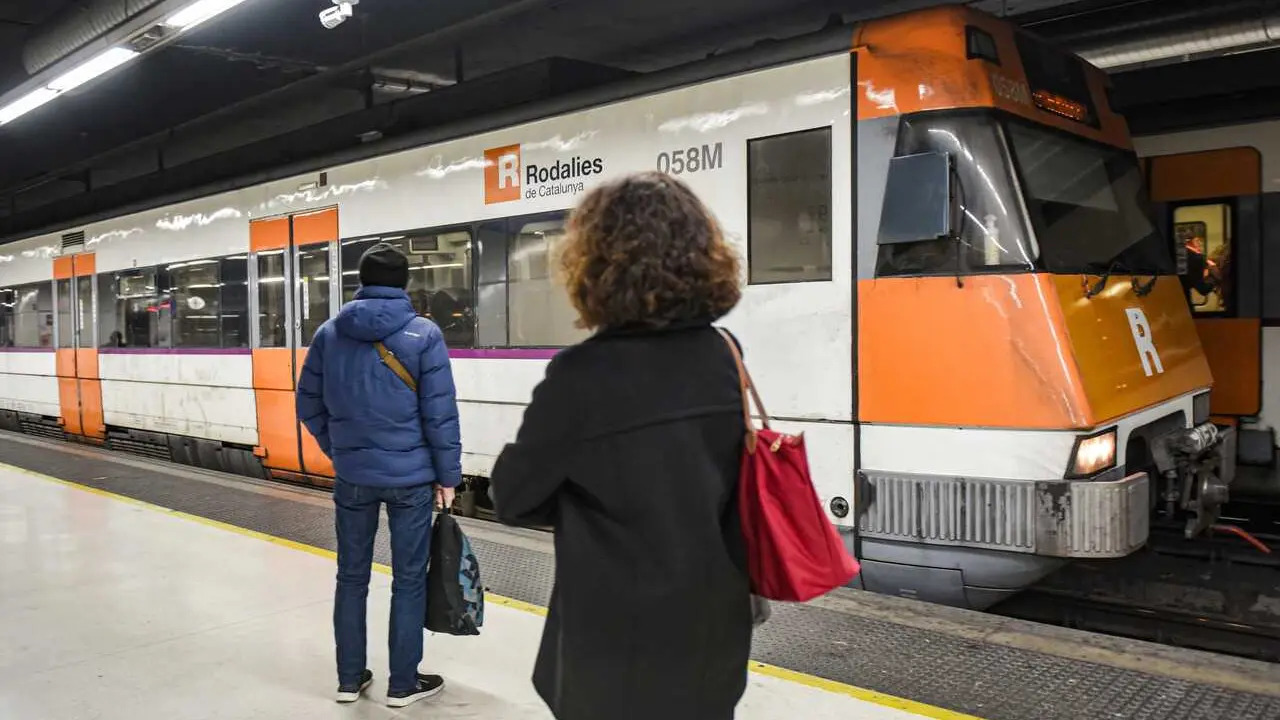 Viajeros cogen un tren de rodalies, en la estaci&oacute;n de Sants, a 23 de enero de 2026, en Barcelona, Catalunya (Espa&ntilde;a). 