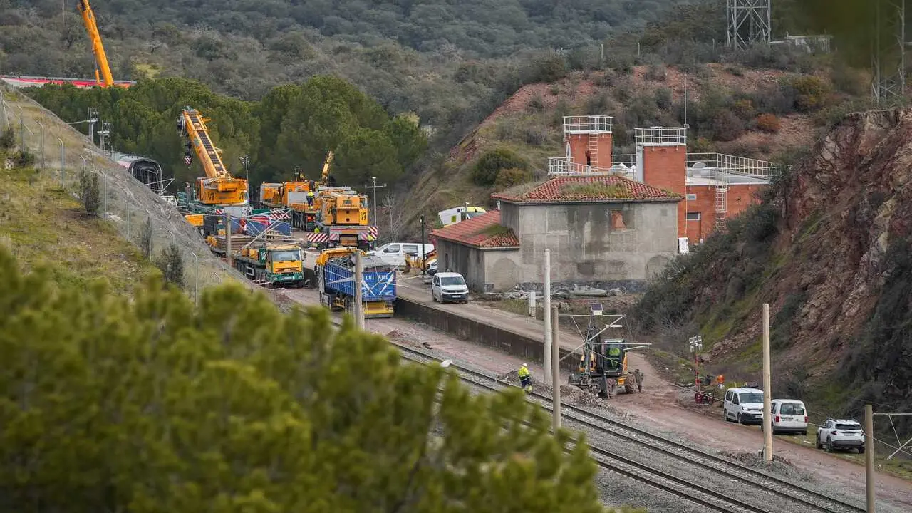 Dispositivo montado en Adamuz para la retirada de los trenes accidentados.