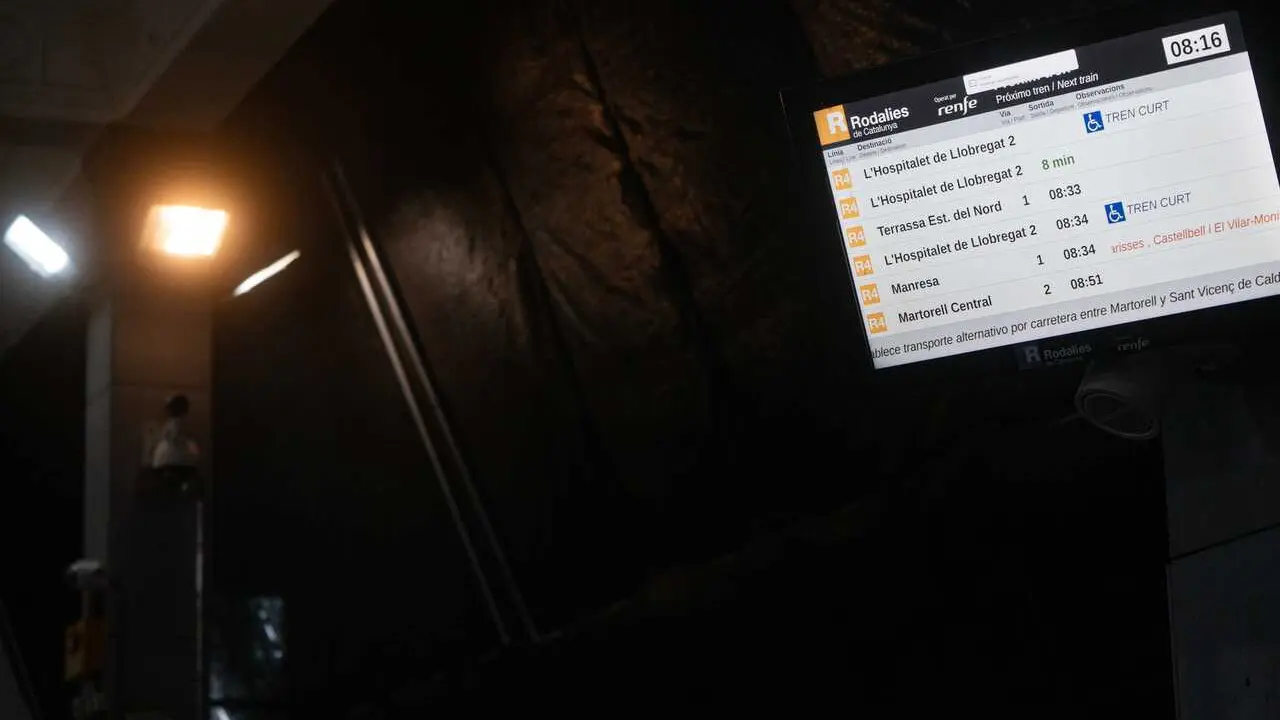 Paneles informativos en la Estaci&oacute;n de Fabra i Puig el viernes