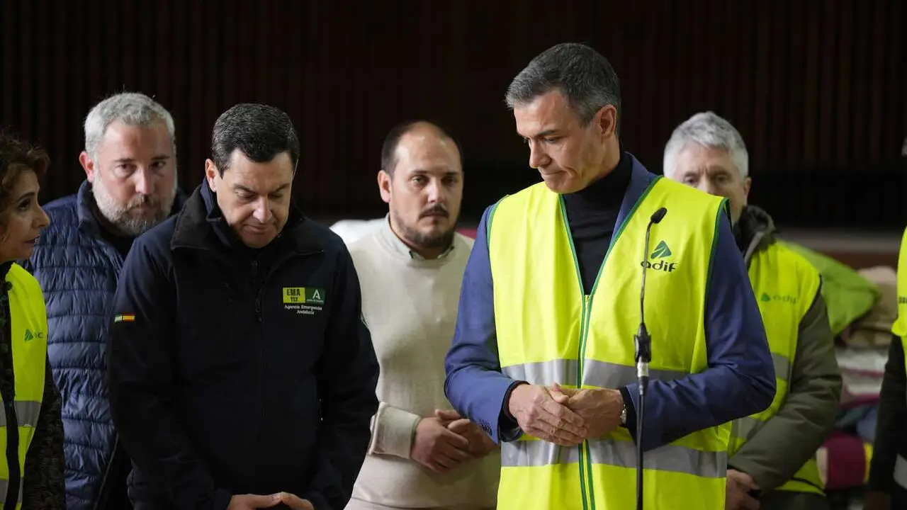 El presidente del Gobierno, Pedro S&aacute;nchez, atiende a los medios antes de trasladarse al lugar del accidente. A 19 de enero de 2026, en Adamuz, C&oacute;rdoba (Andaluc&iacute;a, Espa&ntilde;a). 