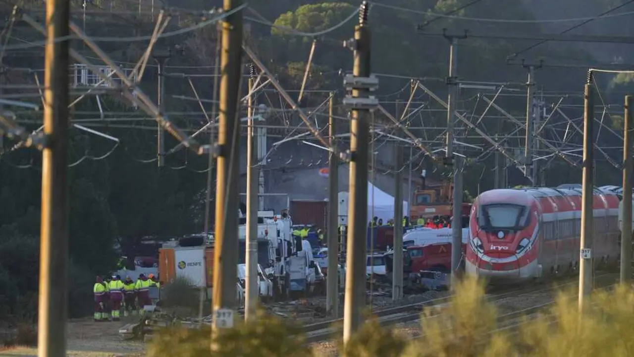  Zona del accidente ferroviario con los convoyes de trenes siniestrados donde contin&uacute;an los trabajos de recuperaci&oacute;n de los mismos  