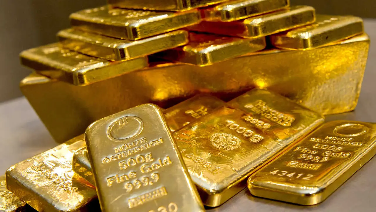 Archivo - FILED - 30 May 2012, Bavaria, Munich: Gold bars of different sizes lie in a vault in Bavaria. Photo: Sven Hoppe/dpa
