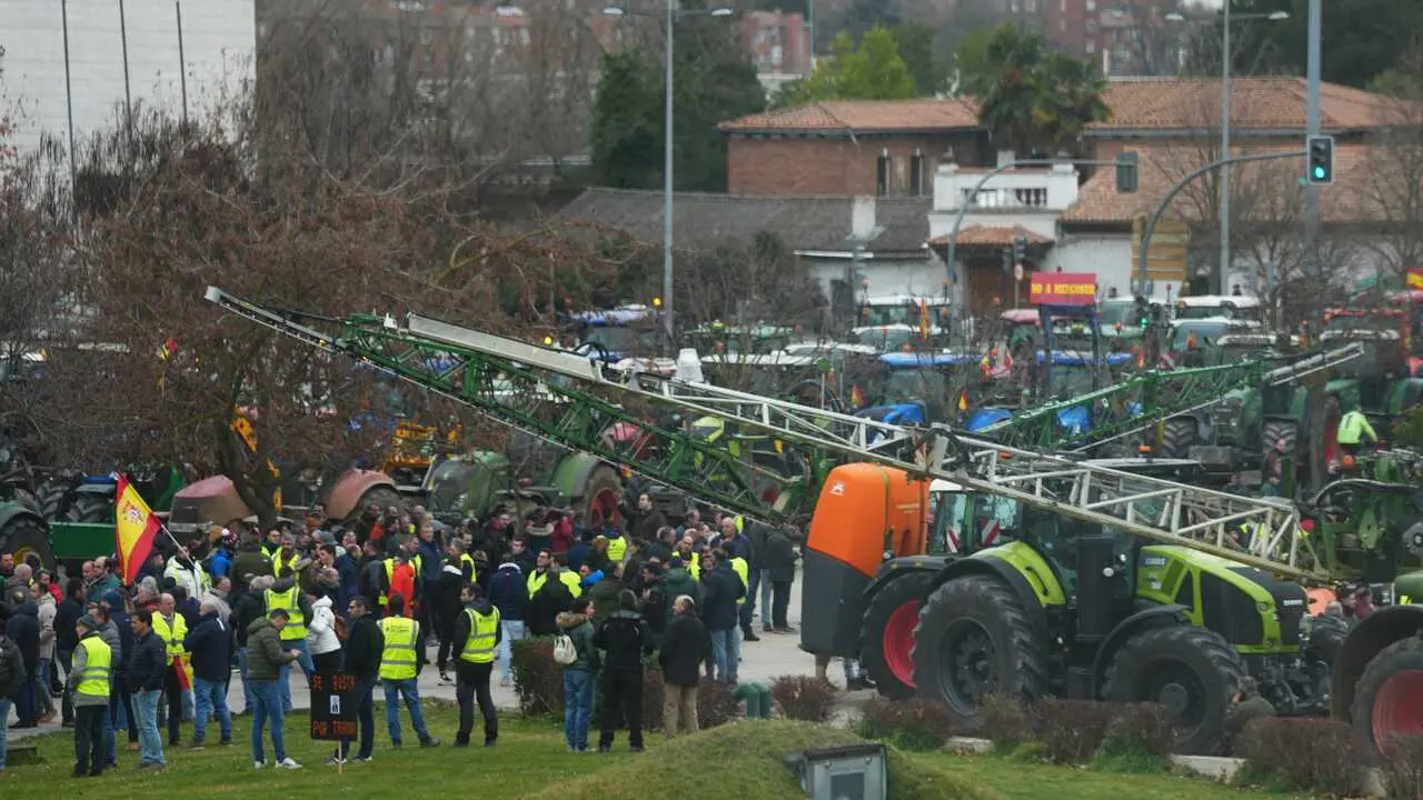Decenas de agricultores y ganaderos con tractores se concentran frente a las Cortes de Castilla y Le&oacute;n