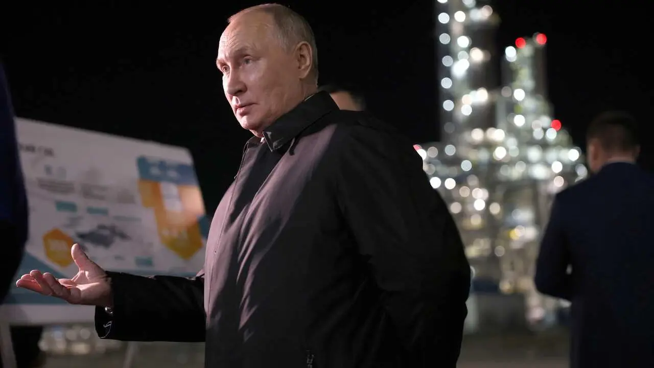 Archivo - El presidente ruso Vladimir Putin visita la planta de procesamiento de gas de Amur, situada cerca de la ciudad de Svobodny (Rusia)