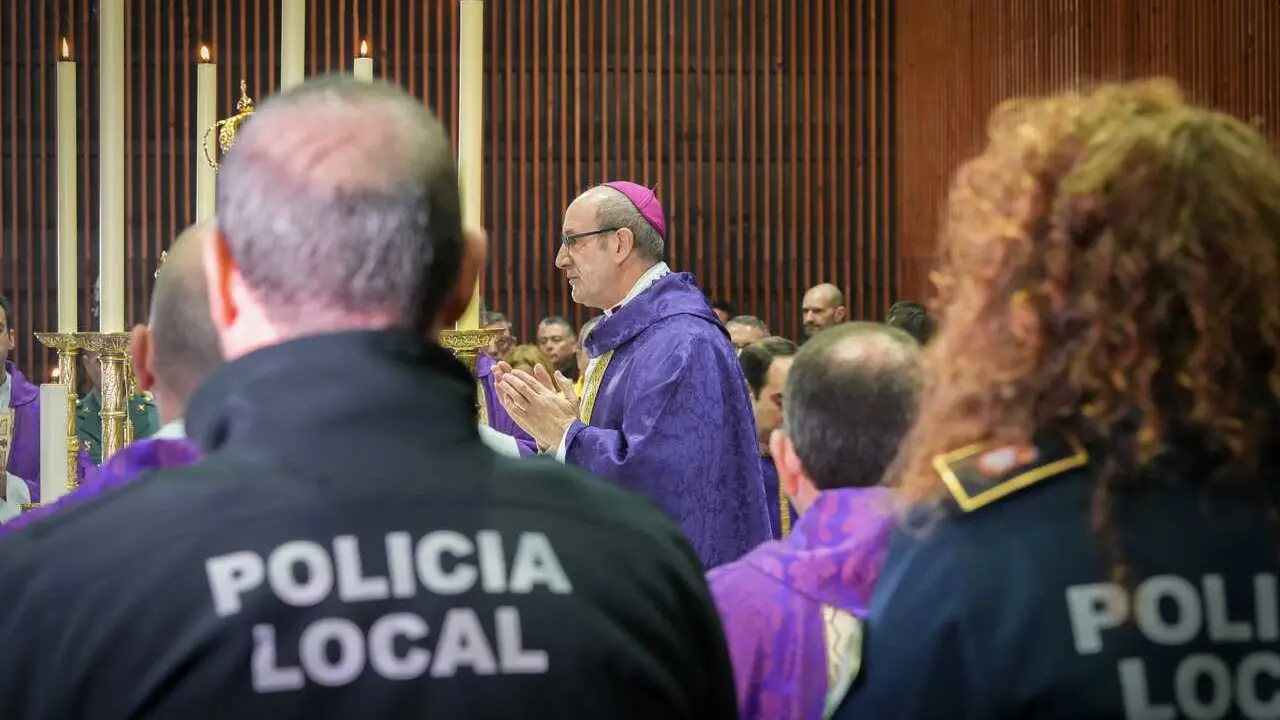 El obispo de C&oacute;rdoba, Jes&uacute;s Fern&aacute;ndez, preside la misa funeral en memoria de las v&iacute;ctimas del accidente ferroviario de Adamuz, a 25 de enero de 2026 en Adamuz (C&oacute;rdoba, Andaluc&iacute;a, Espa&ntilde;a).