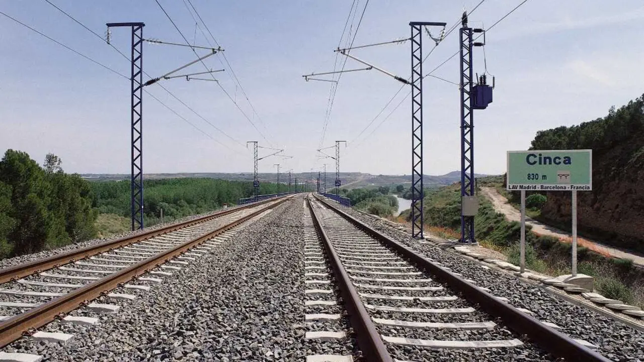 Archivo - L&iacute;nea de alta velocidad Madrid-Barcelona