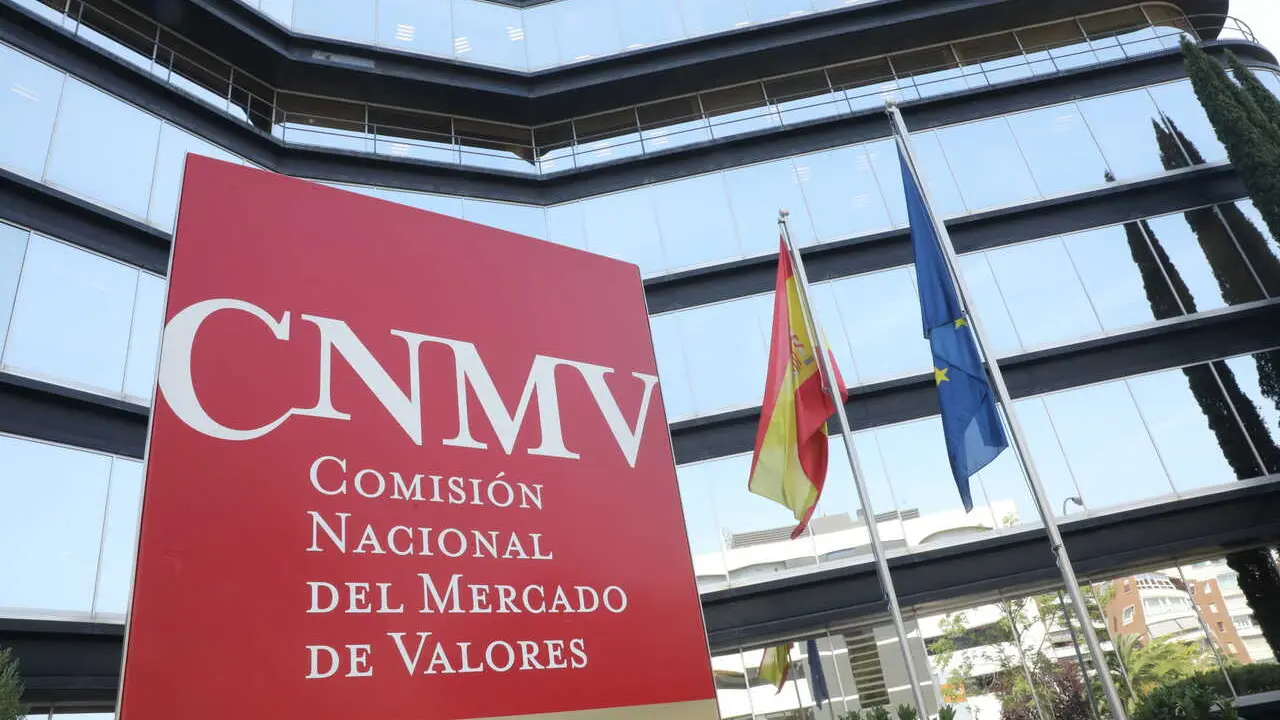 Archivo - Cartel a la entrada del edificio de la Comisi&oacute;n Nacional del Mercado de Valores (CNMV) en Madrid.