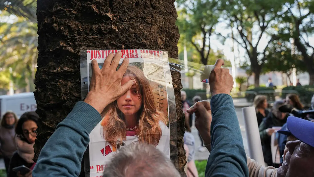 Archivo - Pegada de un cartel con una foto de Marta del Castillo durante la concentraci&oacute;n ante los juzgados por el 15 aniversario del asesinato de Marta del Castillo. A 24 de enero de 2024, en Sevilla (Andaluc&iacute;a, Espa&ntilde;a). 