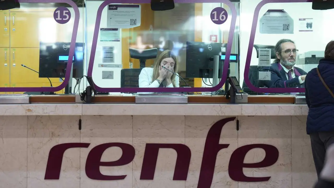 Trabajadores de Renfe en la Estaci&oacute;n de Sants, a 26 de enero de 2026, en Barcelona