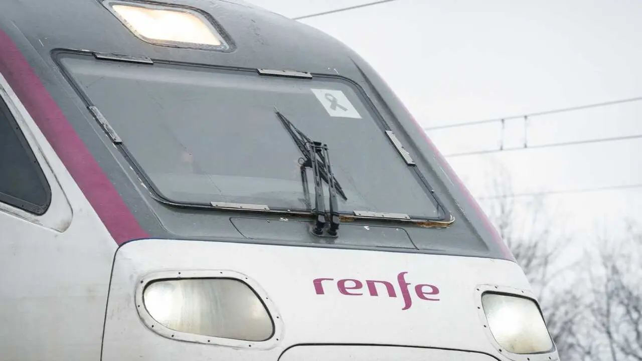 Im&aacute;genes de un tren de Renfe, con un cartel con cresp&oacute;n negro por las v&iacute;ctimas en accidente ferroviario, a su paso por las v&iacute;as cerca de Almod&oacute;var del R&iacute;o, a 26 de enero de 2026 en C&oacute;rdoba (Andaluc&iacute;a, Espa&ntilde;a).