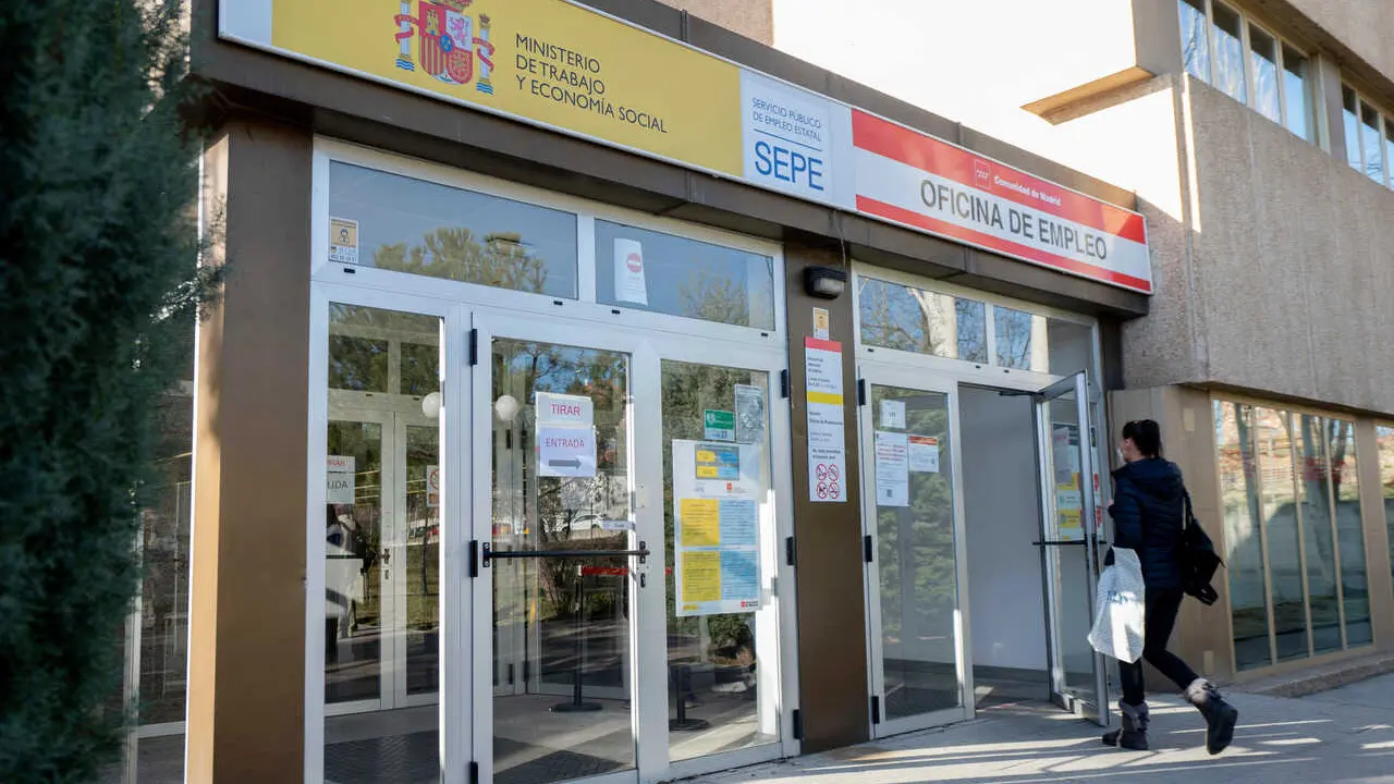 Archivo - Una joven entrando en una oficina de empleo  