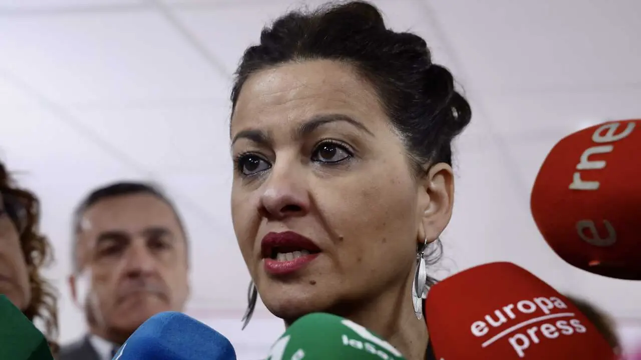 La ministra de Juventud e Infancia, Sira Rego, atiende a los medios antes de participar en el acto 'Juventud en marcha: desbloqueando el futuro' organizado por CCOO Andaluc&iacute;a en M&aacute;laga. A 16 de enero de 2026, en M&aacute;laga (Andaluc&iacute;a, Espa&ntilde;a). El acto 'Juvent