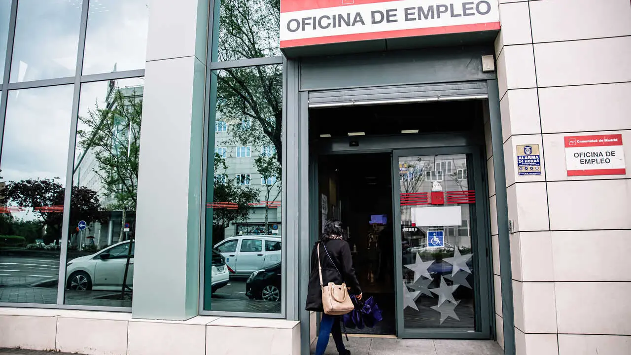 Archivo - Una mujer entrando en una oficina de empleo
