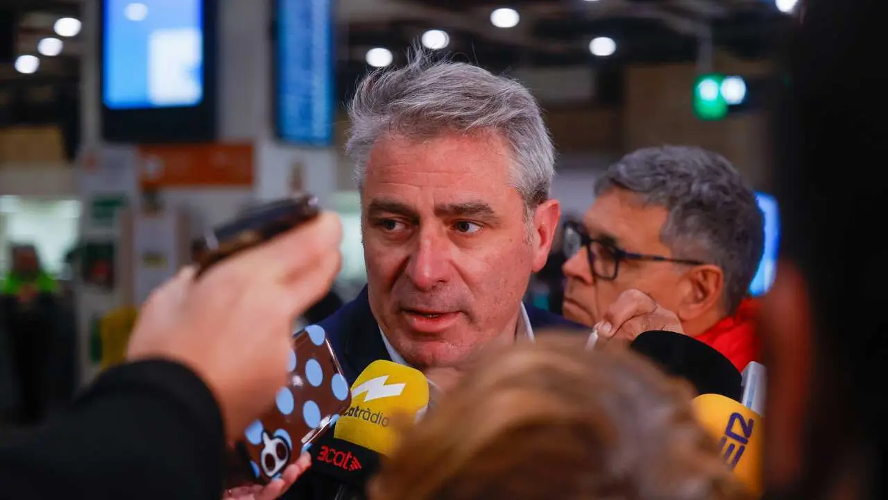 El portavoz de Renfe en Catalunya, Antonio Carmona, atiende a los medios en la Estaci&oacute;n de Sants, a 26 de enero de 2026, en Barcelona, Catalunya (Espa&ntilde;a). 