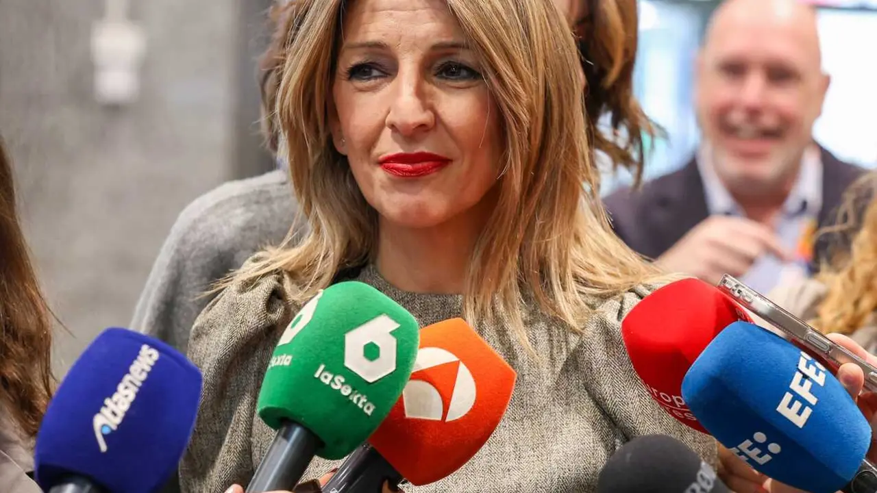 La vicepresidenta segunda y ministra de Trabajo y Econom&iacute;a Social, Yolanda D&iacute;az, atiende a los medios de comunicaci&oacute;n tras el debate 'Presente y futuro del trabajo en el turismo' durante FITUR 2026, en IFEMA, a 23 de enero de 2026, en Madrid (Espa&ntilde;a). La 
