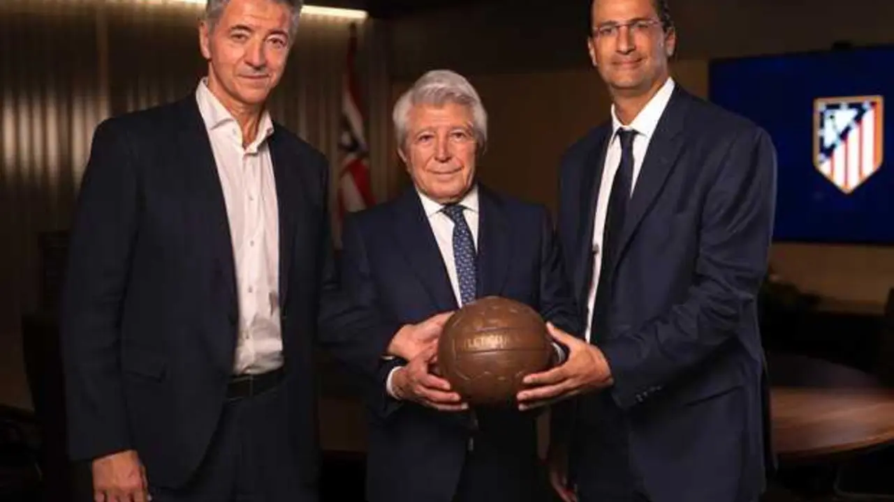 Archivo - Miguel &Aacute;ngel Gil y Enrique Cerezo junto con Robert Givone, socio de Apollo y co-gestor de ASC.