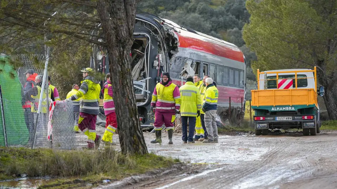 Trabajadores realizan tareas de retirada de los vagores en el punto de las v&iacute;as donde tuvo lugar el accidente de trenes de Adamuz, a 24 de enero de 2026 en Adamuz (C&oacute;rdoba, Andaluc&iacute;a).   Los trabajos en la zona del accidente ferroviario ocurrido el pasado