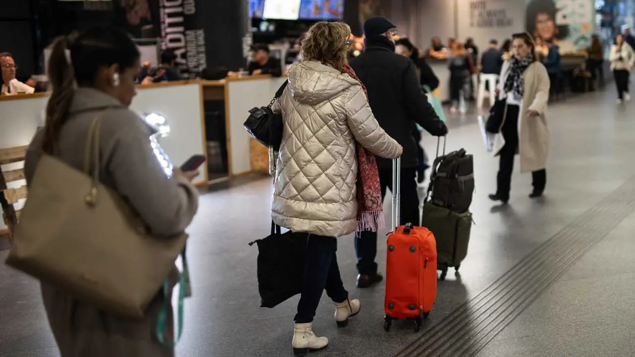 Archivo - Varias personas con maletas en la estaci&oacute;n de Atocha-Almudena Grandes, a 26 de marzo de 2025, en Madrid (Espa&ntilde;a). 