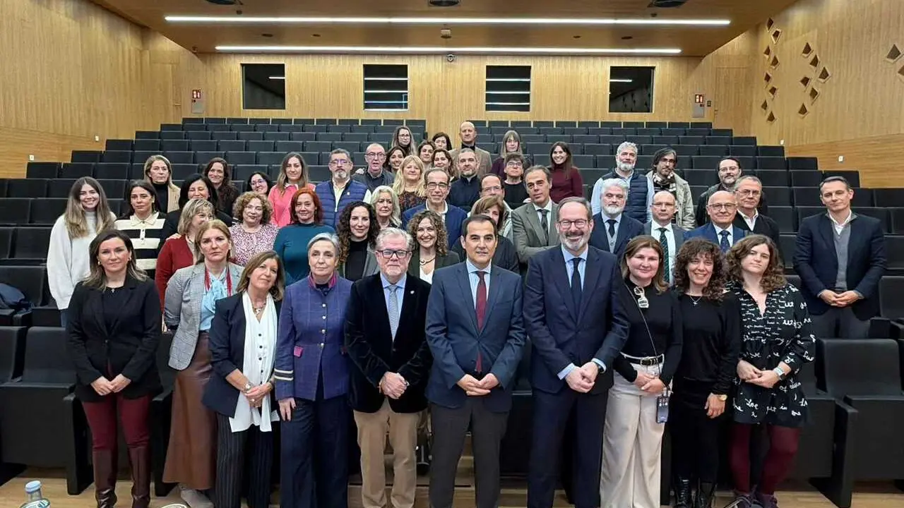 Nieto (centro), en una foto de familia con otros responsables de la Junta y de servicios que han intervenidos en el siniestro de Adamuz.
