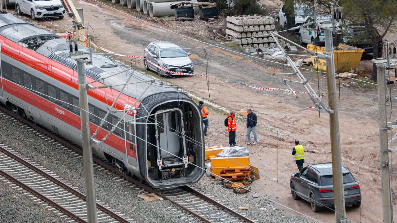 Trabajadores realizan tareas de retirada de los vagores en el punto de las v&iacute;as donde tuvo lugar el accidente de trenes de Adamuz, a 24 de enero de 2026 en Adamuz (C&oacute;rdoba, Andaluc&iacute;a).