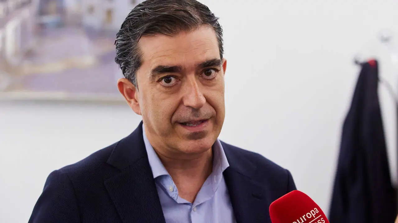 El alcalde de Baeza, Pedro Javier Cabrera, atiende a los medios de comunicaci&oacute;n durante la visita el Ayuntamiento de Baeza, a 3 de julio de 2023, en Ja&eacute;n, (Andaluc&iacute;a, Espa&ntilde;a). La consejera de Desarrollo Educativo y Formaci&oacute;n Profesional de la Junta de Andaluc&iacute;a, Patricia del Pozo, ha visitado el Ayuntamiento de Baeza el d&iacute;a que ha cumplido 20 a&ntilde;os de la concesi&oacute;n de Ciudad Monumental.