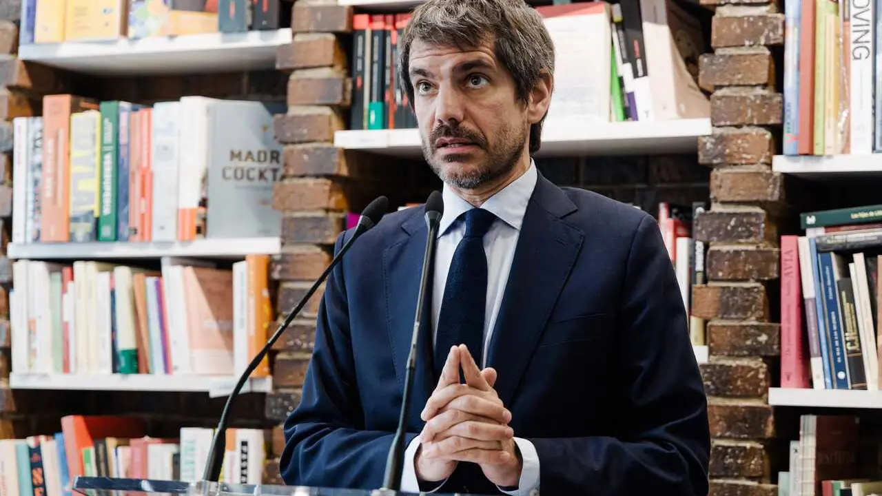 El ministro de cultura, Ernest Urtasun, durante la presentaci&oacute;n del Bar&oacute;metro de H&aacute;bitos de Lectura y Compra de Libros en Espa&ntilde;a 2025, en la librer&iacute;a Rafael Alberti, a 22 de enero de 2026, en Madrid (Espa&ntilde;a). El ministro de Cultura participa en la present