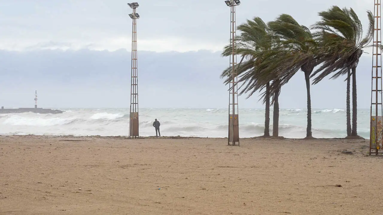 Imagen de la costa de Almer&iacute;a capital presentando fuerte oleaje y viento debido al paso de la borrasca 'Kristin'.