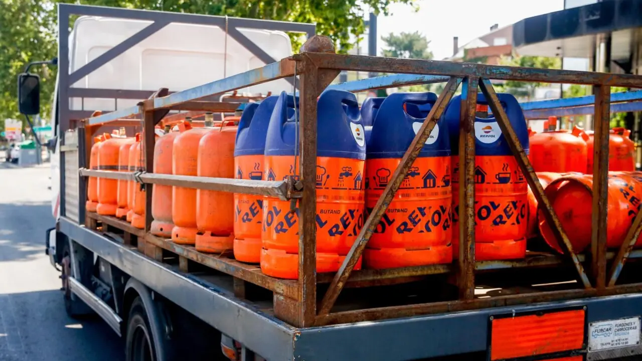  Archivo - Cami&oacute;n cargado con varias bombonas de butano. - Ricardo Rubio - Europa Press - Archivo 