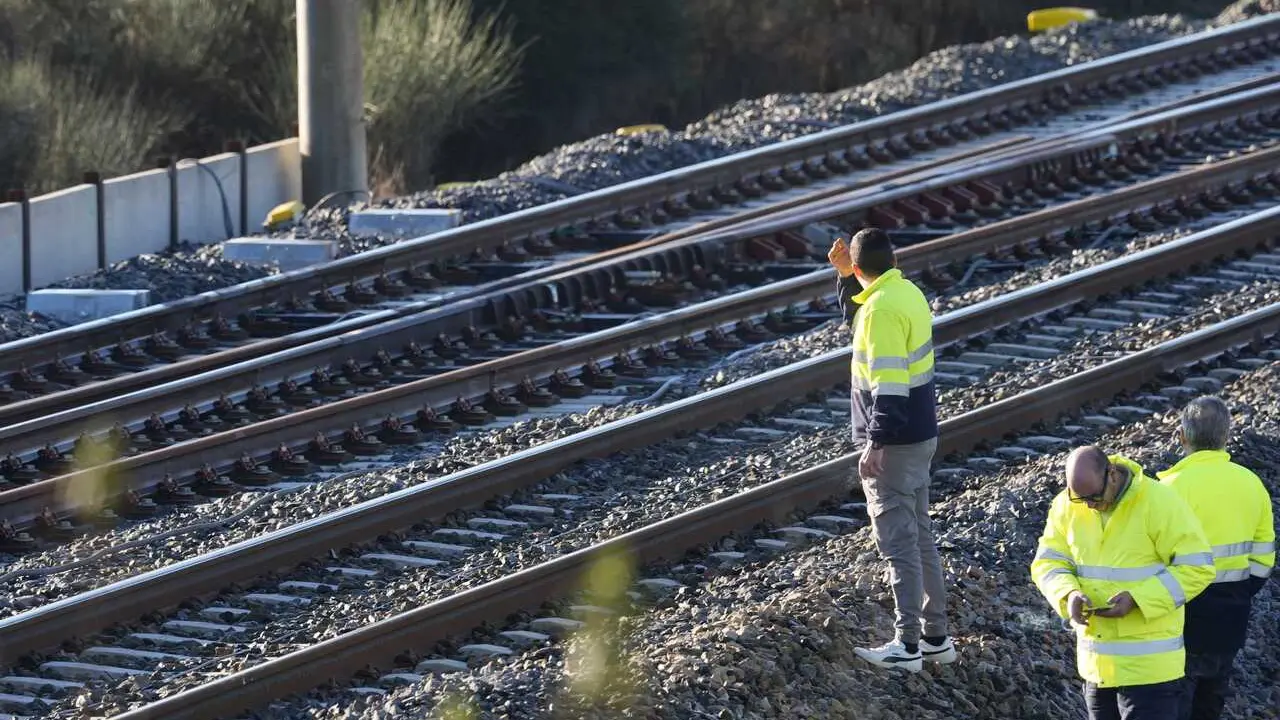 Tramo de v&iacute;a en Adamuz con personal por el accidente ferroviario. A 20 de enero de 2026, en Adamuz (C&oacute;rdoba, Andaluc&iacute;a, Espa&ntilde;a).