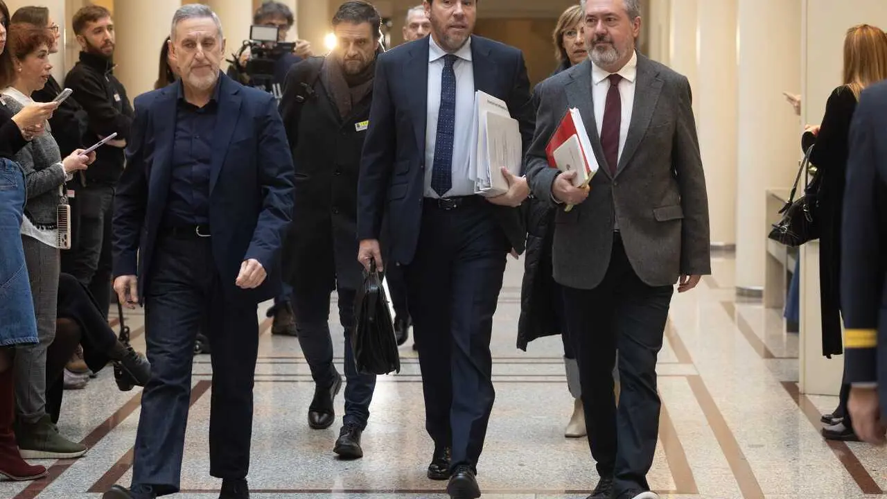 El  ministro de Transportes y Movilidad Sostenible, &Oacute;scar Puente (C), comparece para dar cuenta del caos ferroviario, en el Senado,  a 29 de enero de 2026