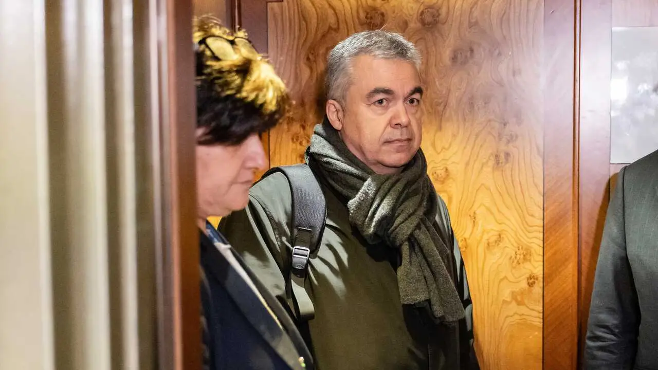 Archivo - El ex secretario de Organizaci&oacute;n del PSOE Santos Cerd&aacute;n (c) a su salida de la comisi&oacute;n de investigaci&oacute;n del &lsquo;caso Koldo&rsquo;, en el Senado, a 17 de diciembre de 2025, en Madrid (Espa&ntilde;a).