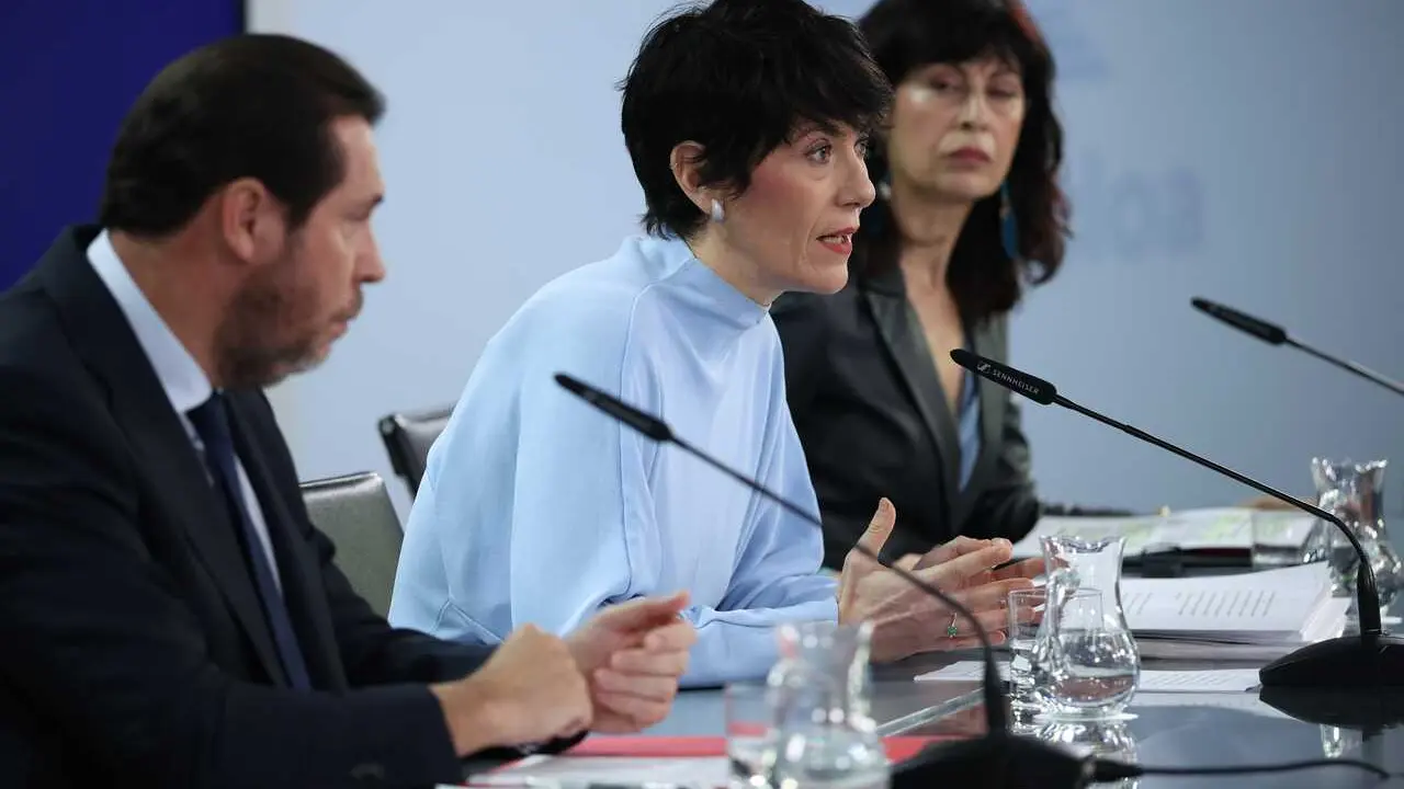 (I-D) El ministro de Transportes y Movilidad Sostenible, &Oacute;scar Puente; la ministra de Inclusi&oacute;n Seguridad Social y Migracioneas y portavoz del Gobierno, Elma Saiz; y la ministra de Igualdad, Ana Redondo; durante la rueda posterior al Consejo de Ministros